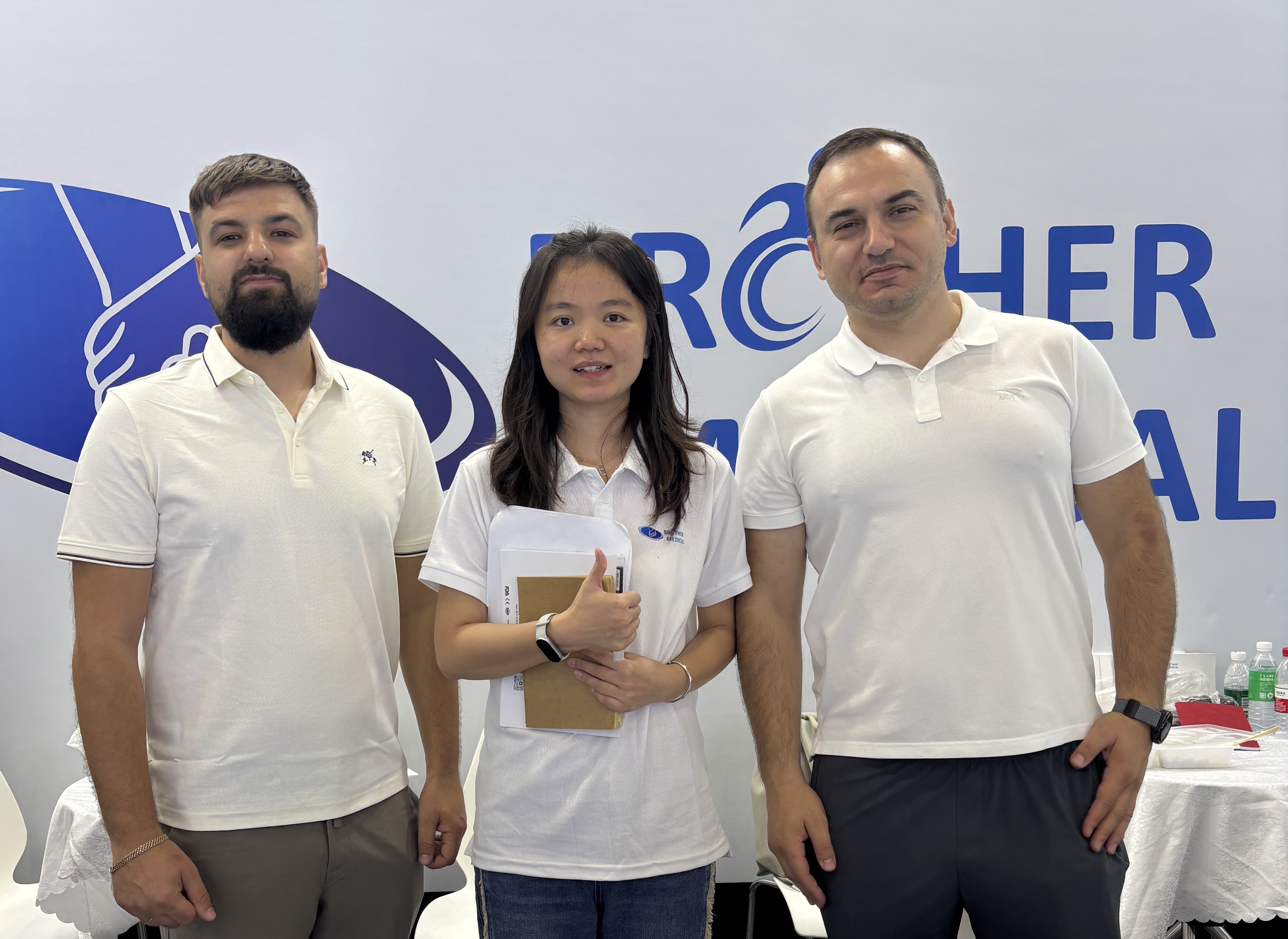 Người mua thiết bị di động y tế từ Ch&acirc;u &Acirc;u