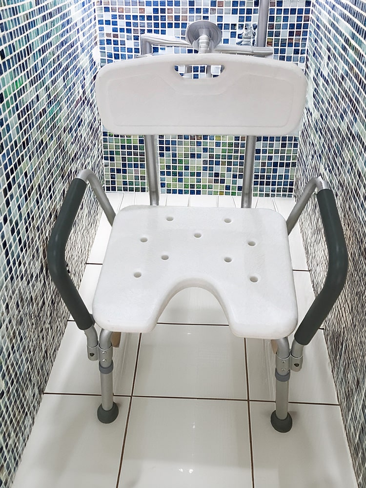 Tại sao bạn nên chọn một chiếc ghế tắm có cánh tay cho sự thoải mái và an toàn