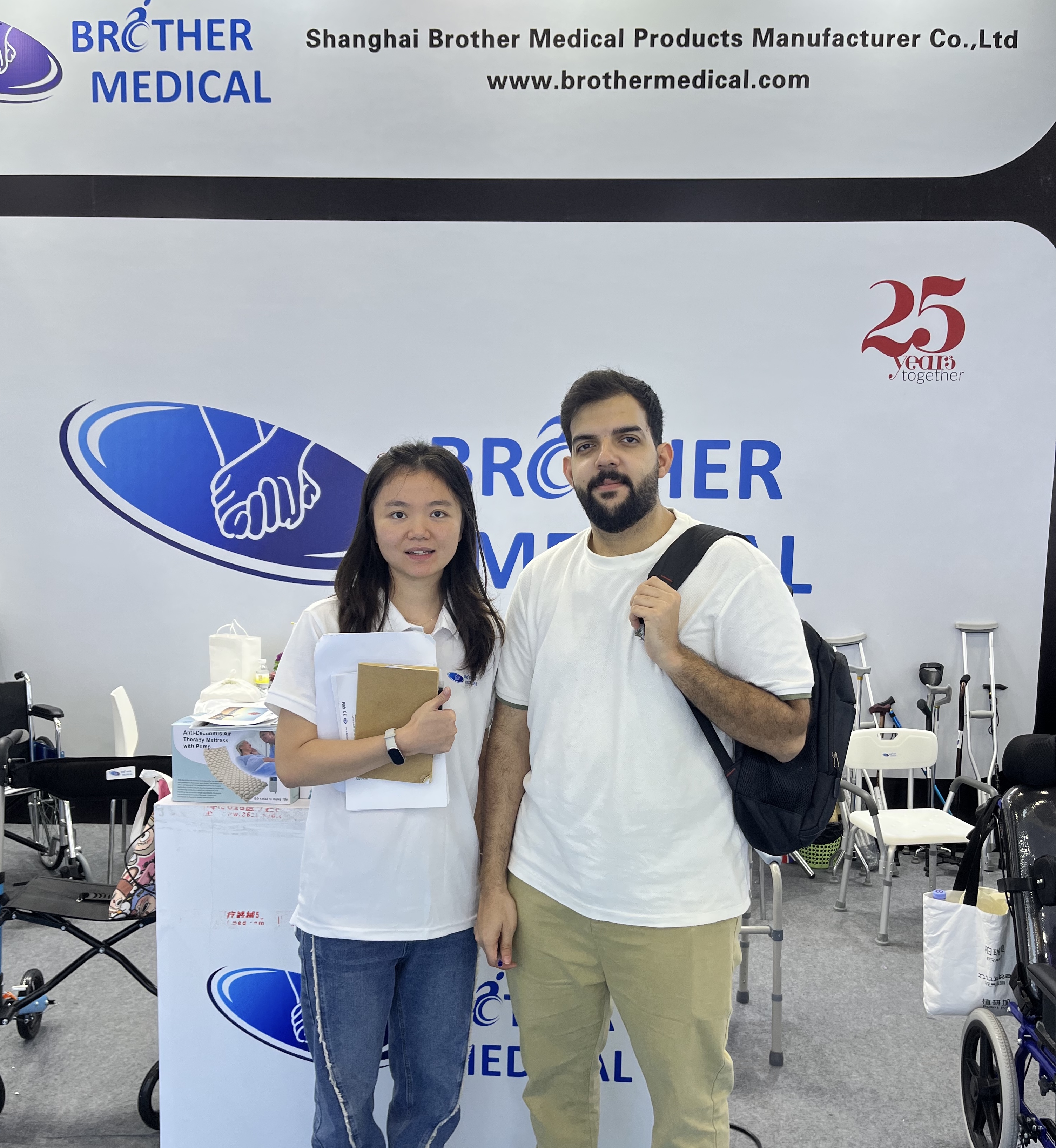 phục vụ kh&aacute;ch h&agrave;ng tr&ecirc;n to&agrave;n thế giới