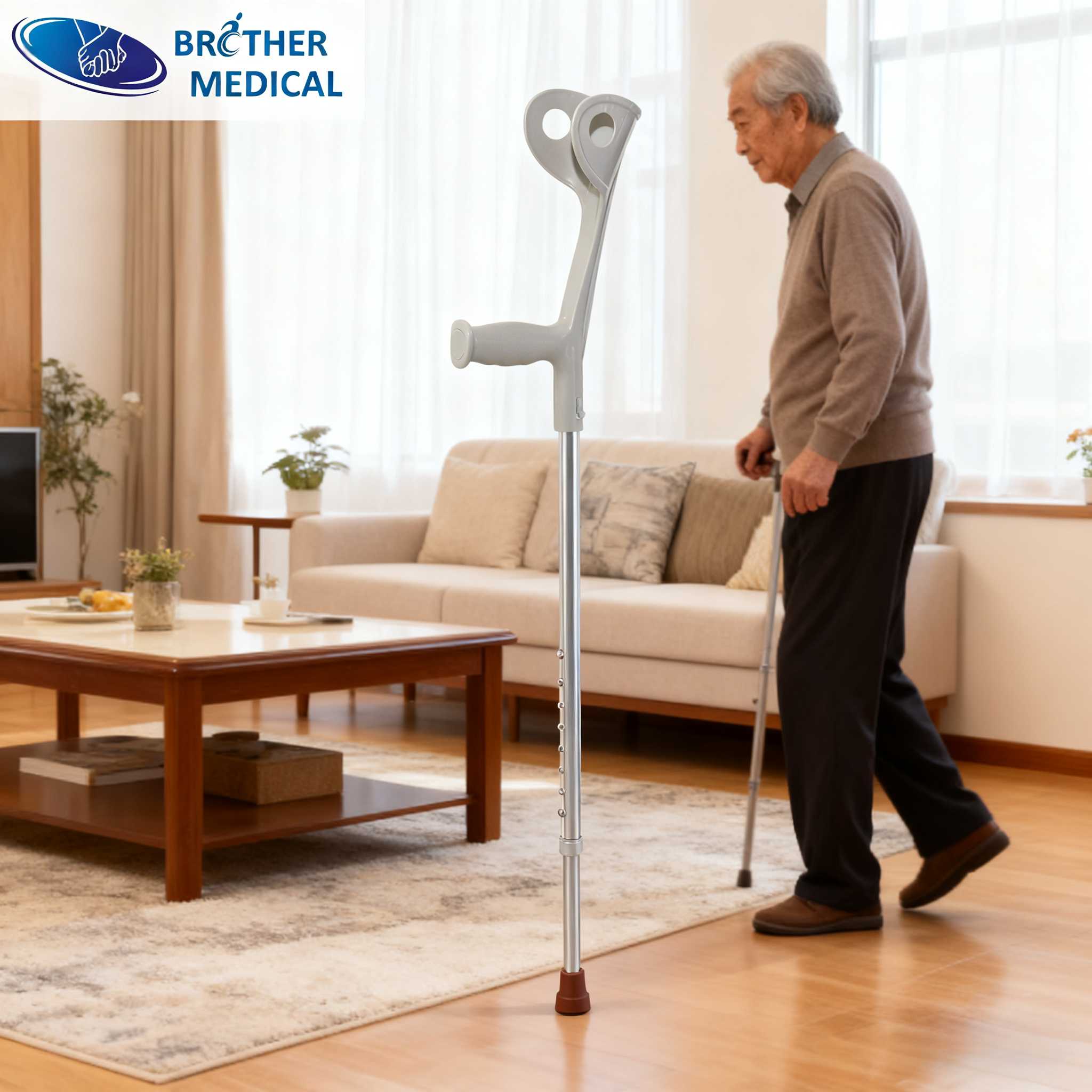 Người cao tuổi với nạng khuỷu tay